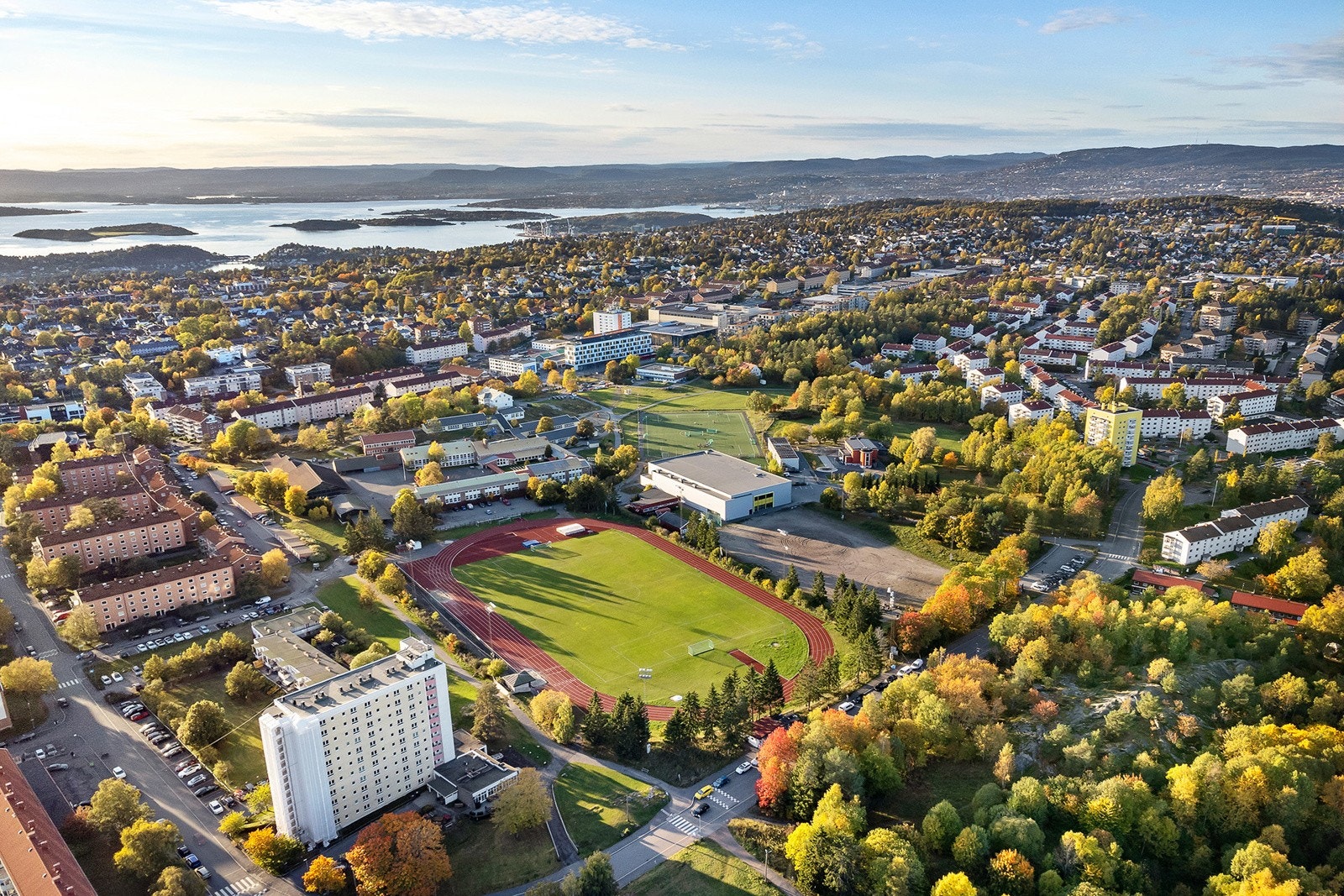 Nærområdet kan by på godt med fritidsaktiviteter med Lambertseter idrettspark med fotballbaner, friidrettsstadion og idrettslekeplass. Galleribilde
