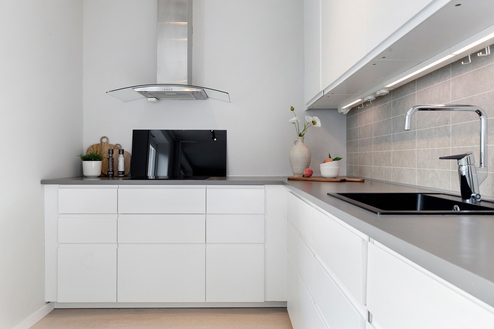 Kjøkkenet er utstyrt med hvitevarer som kjøleskap, oppvaskmaskin, opphøyd komfyr og mikro. Galleribilde