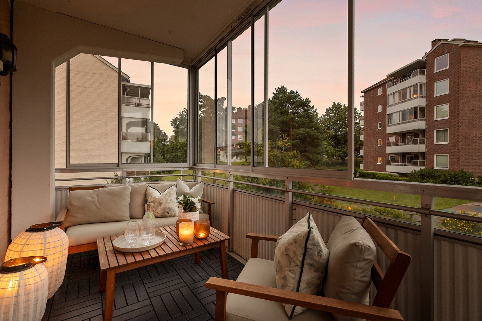 Innglasset balkong på 8 kvm med gode solforhold til sent på kvelden. Sola kommer fra 11/12 og er der helt til den går ned Galleribilde