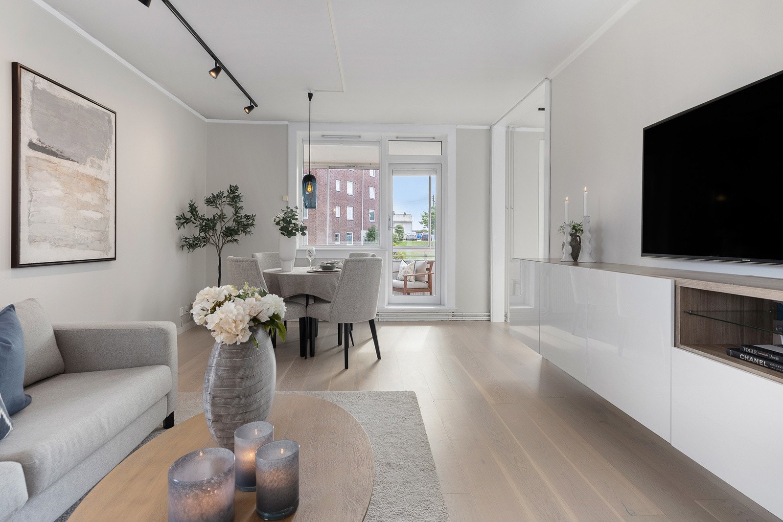 Solskjerming satt opp av Oslo solskjerming i 2019, i stue og kjøkken. Galleribilde