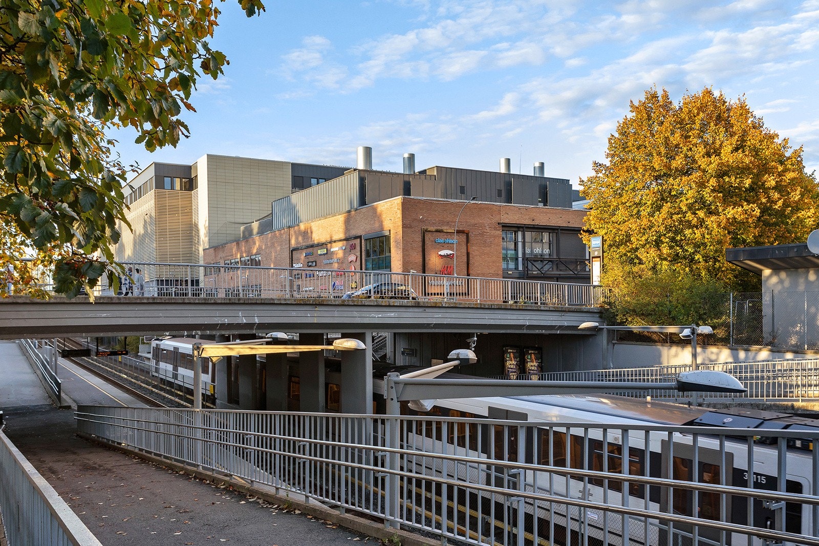Området har et godt etablert nettverk av offentlig kommunikasjon med Lambertseter T-banestasjon og bussholdeplass like ved. Det er kort vei til bibliotek, kino, helsehus og SATS Lambertseter. Galleribilde
