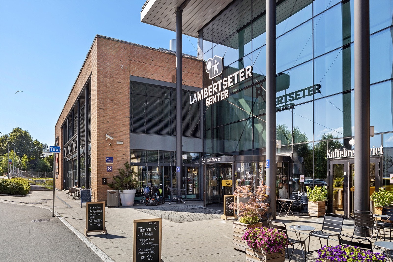 Lambertseter senter med 85 butikker og flere hyggelige spisesteder ligger bare noen få minutters gange fra leiligheten. Galleribilde
