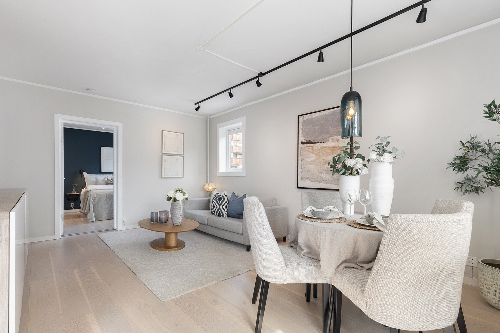 Stuen har god plass til sofagruppe, TV-benk og spisebord. Galleribilde