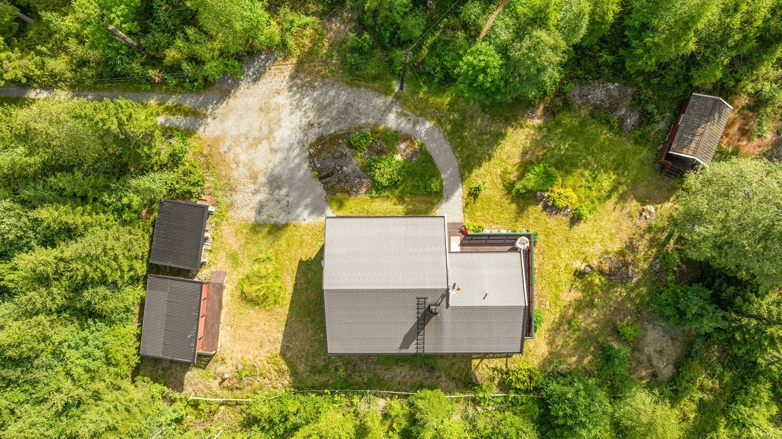 Idyllisk og fredelig tun omgitt av skog og natur Galleribilde