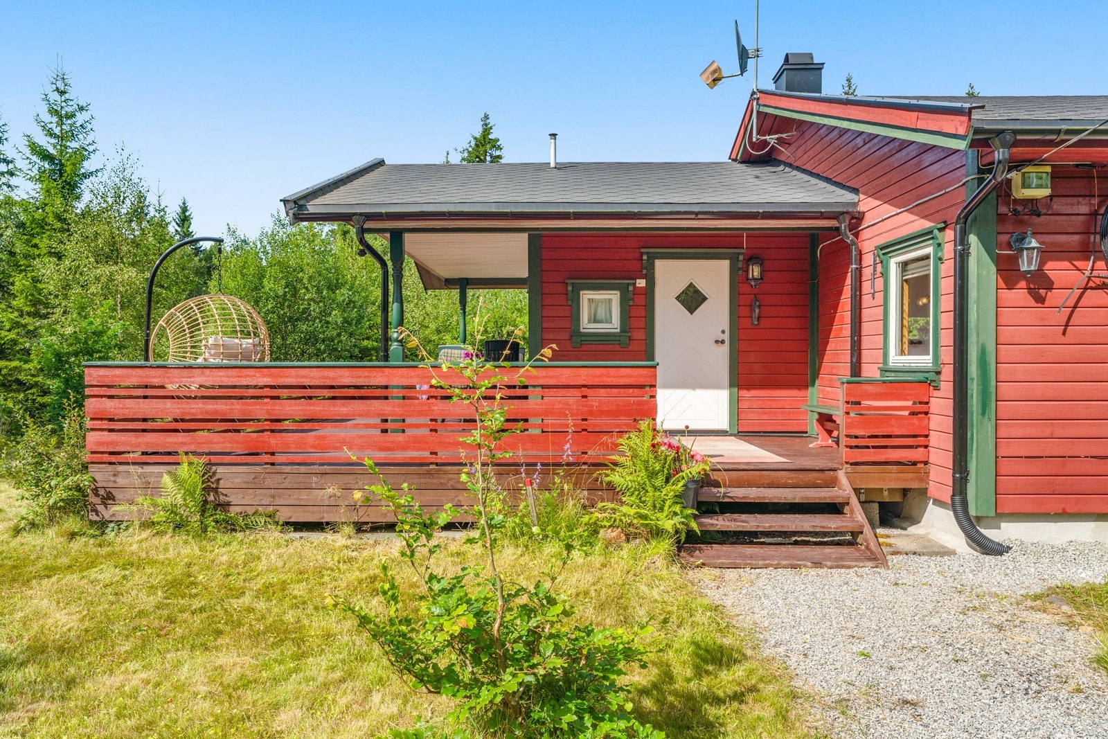 Inngansparti med terrasse i forkant Galleribilde