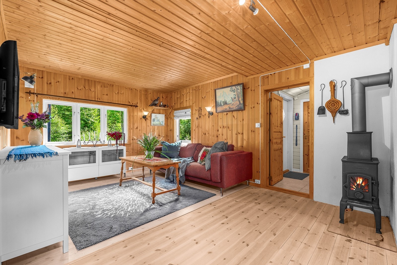 Hyggelig stue med mange vindusflater Galleribilde