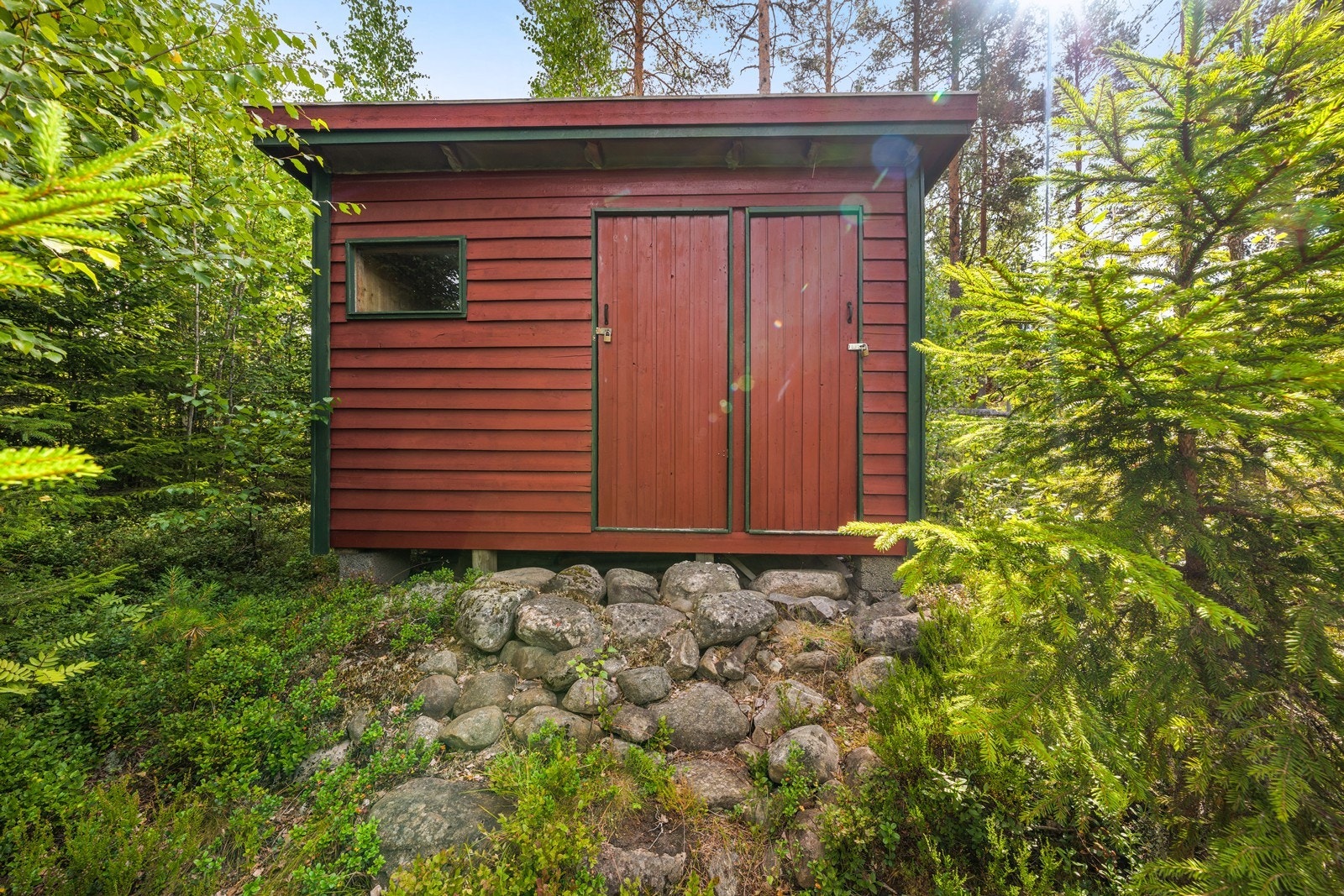 Ekstra snekkerbod på enden av tomten. Perfekt for litt alenetid om man ønsker det Galleribilde