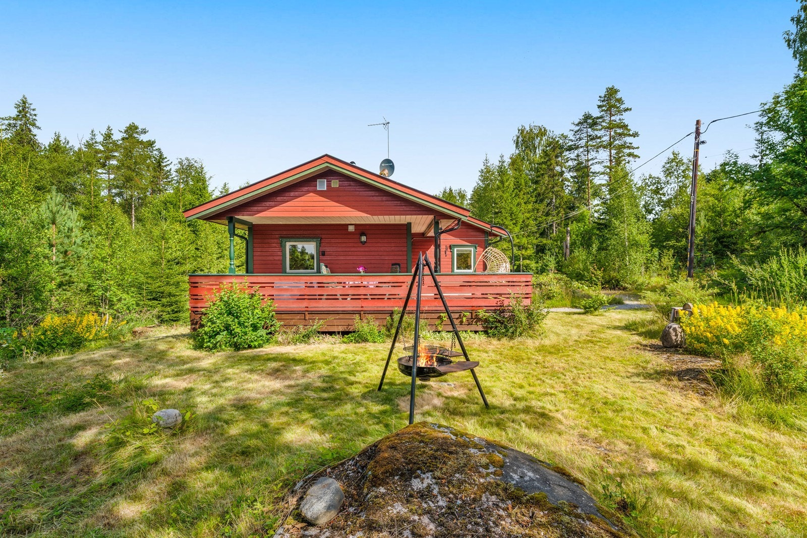 Velholdt fritidseiendom på stor og pent opparbeidet tomt Galleribilde