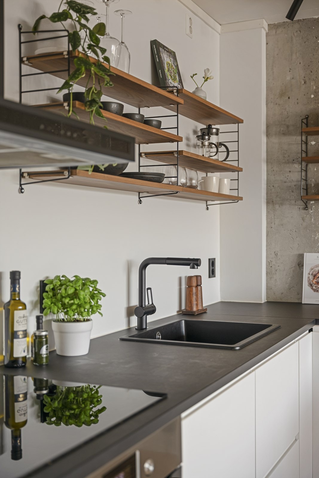 Kjøkkenet består av innredning med glatte folierte fronter og laminat benkeplate med nedfelt kum i kompositt. Videre har kjøkkenet integrert platetopp, stekeovn, oppvaskmaskin og kjøle- og fryseskap. Galleribilde