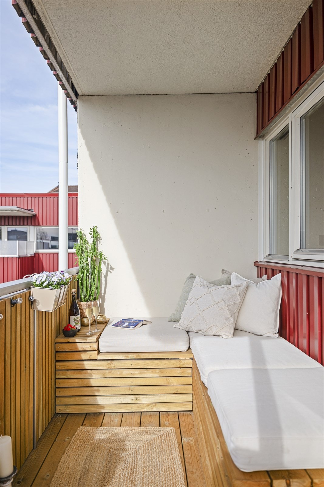 Overbygget på balkongen gjør at uteområdet kan nytes selv i dårlig vær- kryp opp i sofaen med en god bok og en kopp te, og nyt lyden av regnet mot taket. Galleribilde