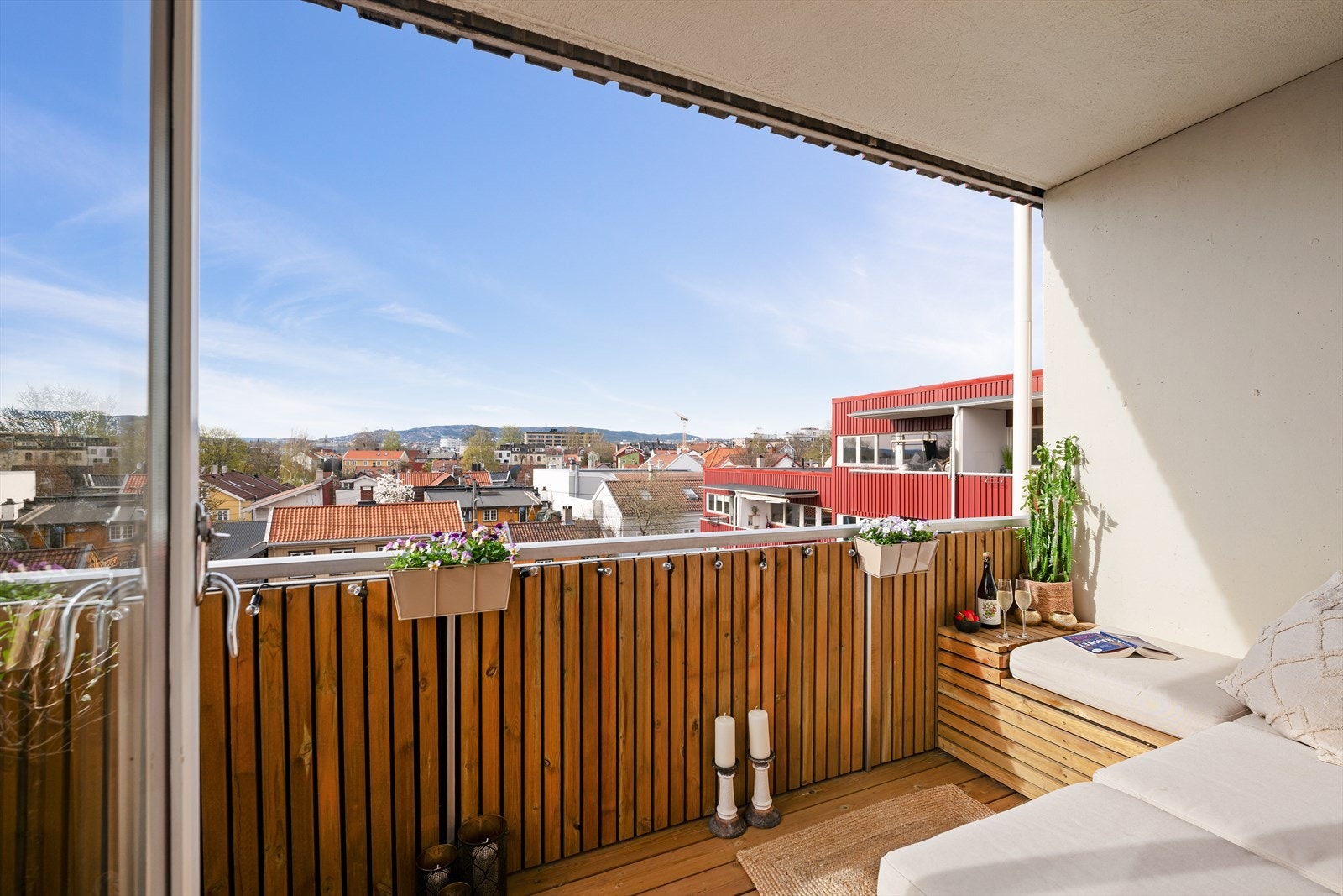 Balkongen blir som en forlengelse av stuen på sommerhalvåret. Galleribilde