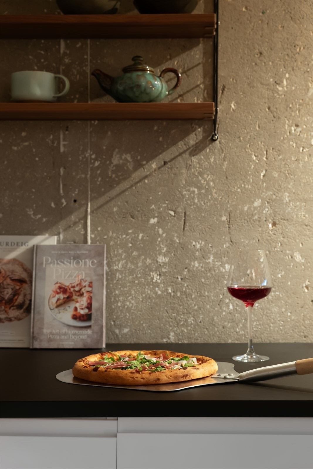 Her ligger alt til rette for å invitere venner og familie på hjemmelaget pizza og noe godt i glasset! Galleribilde