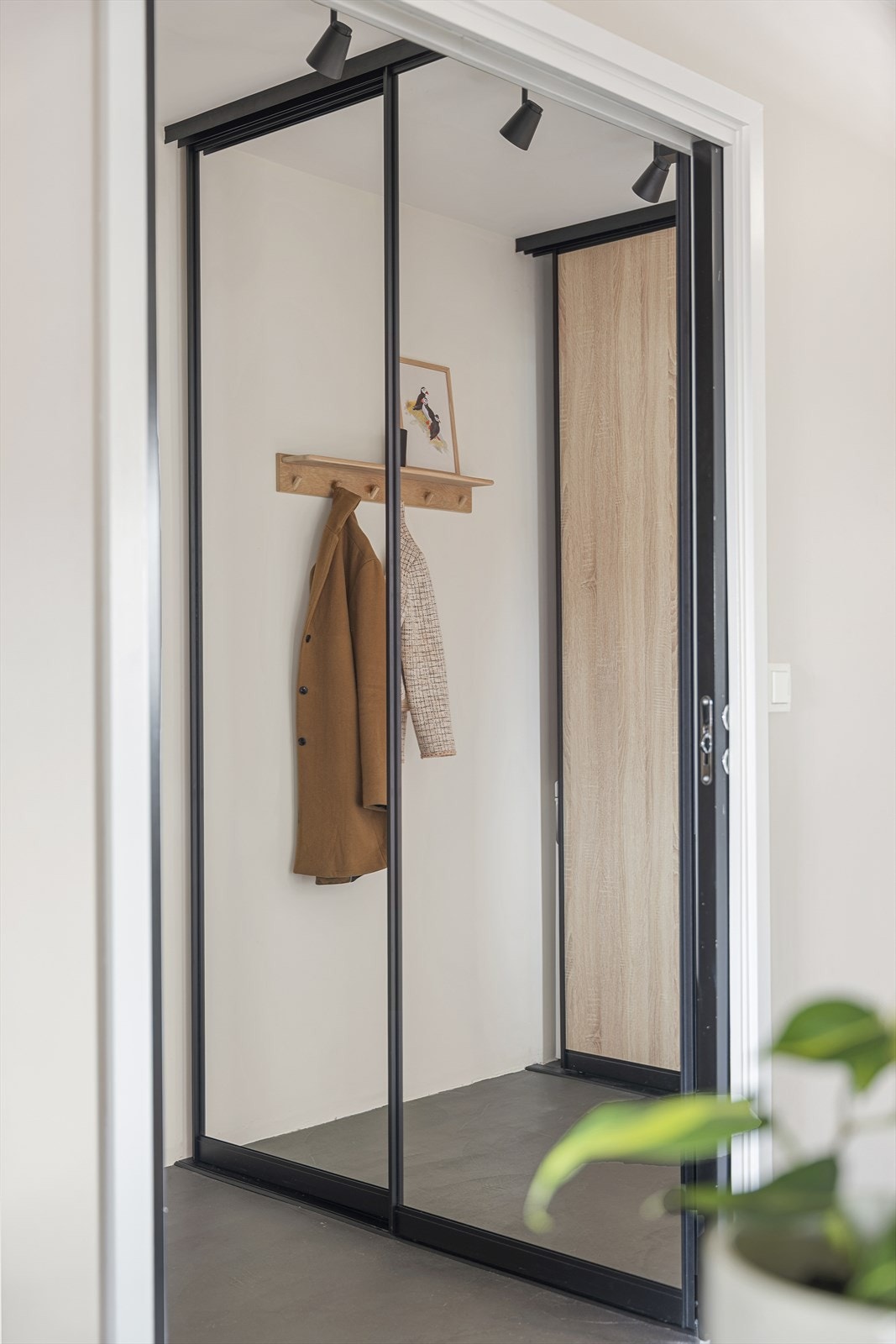 Entreen har rikelig med oppbevaringsplass til yttertøy i praktisk skyvedørsgarderobe. Galleribilde