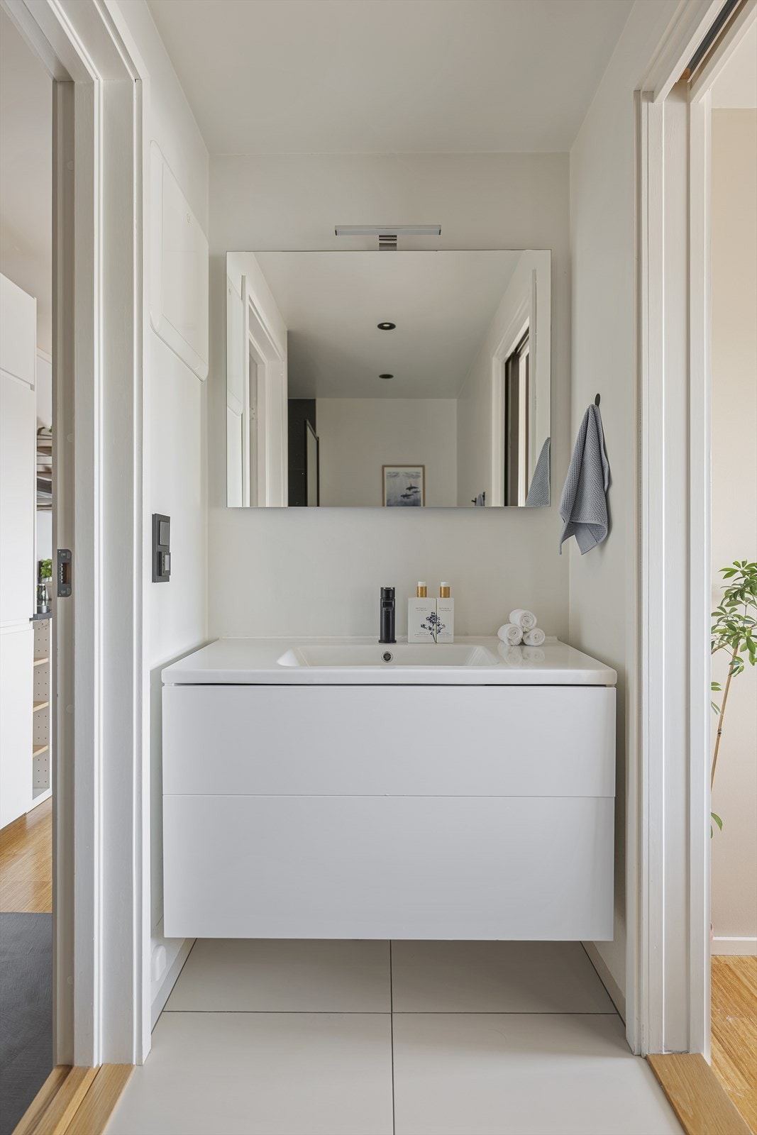 Delikat baderom med varmekabler i gulv og downlights i himling. Galleribilde