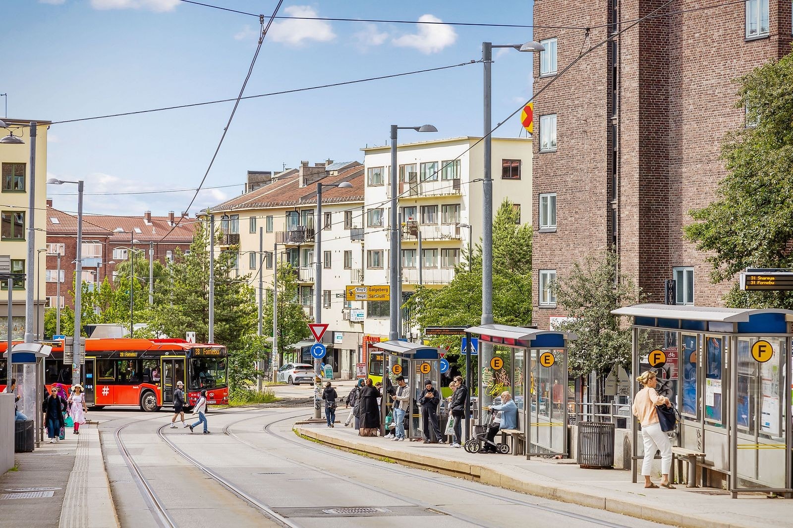 Få minutters gange til Carl Berners plass- et knutepunkt for kollektiv transport. Galleribilde