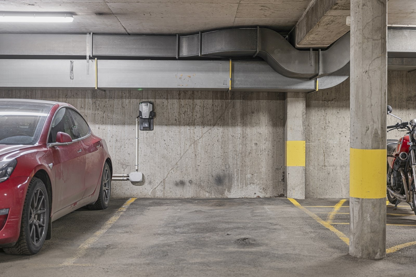 Bruksrett til garasjeplass med lader i oppvarmet garasjeanlegg. Galleribilde