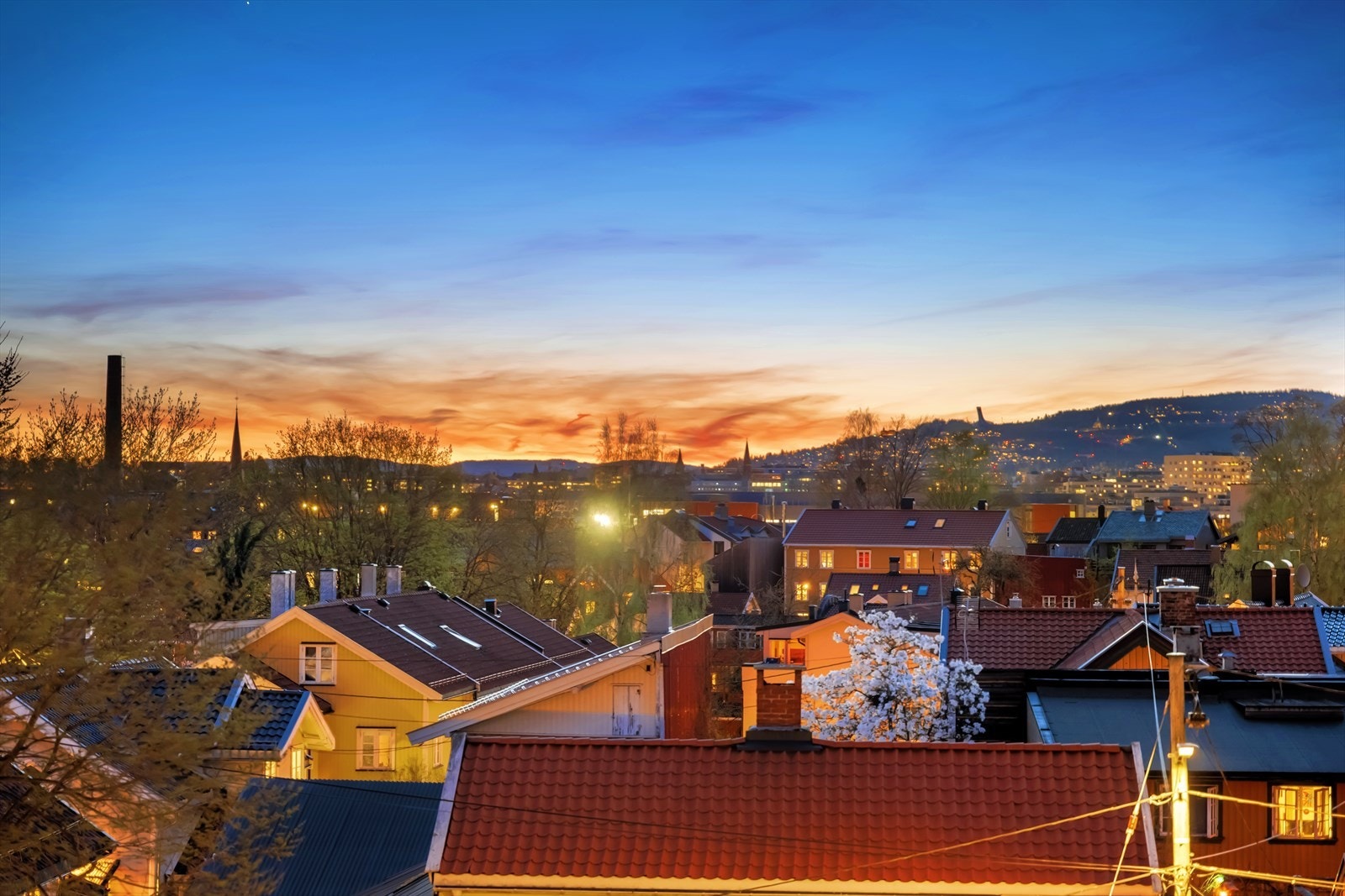 Stemning over trehusbebyggelsen på kveldstid. Galleribilde