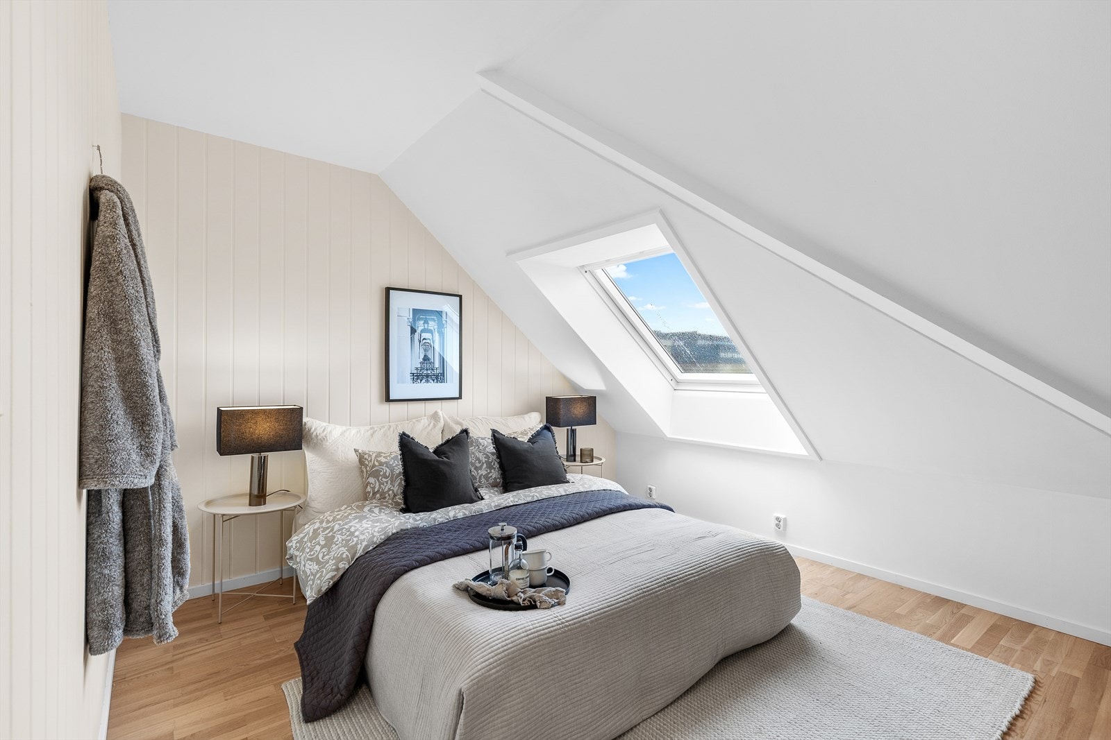 Leiligheten består av fire soverom, alle av god størrelse. Dette er det største soverommet og er på ca. 10 m² Galleribilde