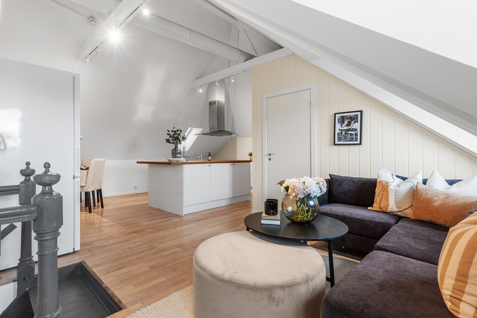 Den åpne stue- og kjøkkenløsningen er på ca. 43,6 m² Galleribilde