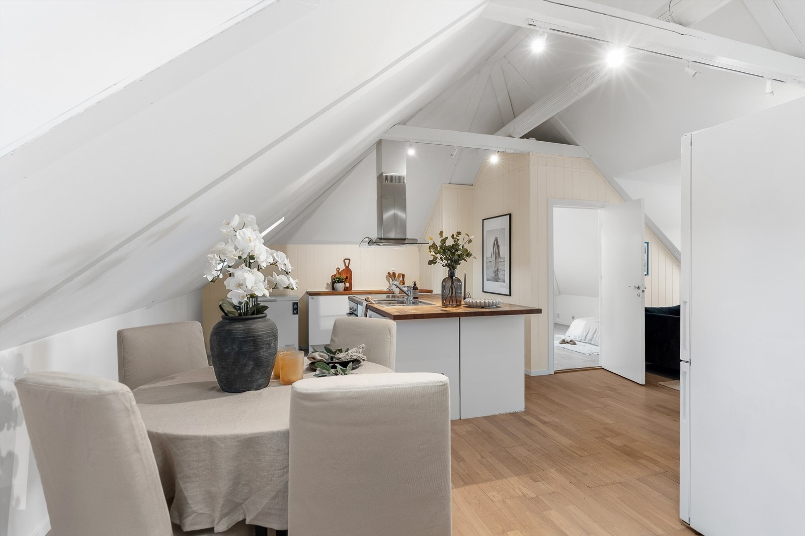 Leiligheten har en god beliggenhet med gangavstand til sentrum som byr på "alt" av servicefasiliteter, samt korte avstander til park- og turområder. Galleribilde