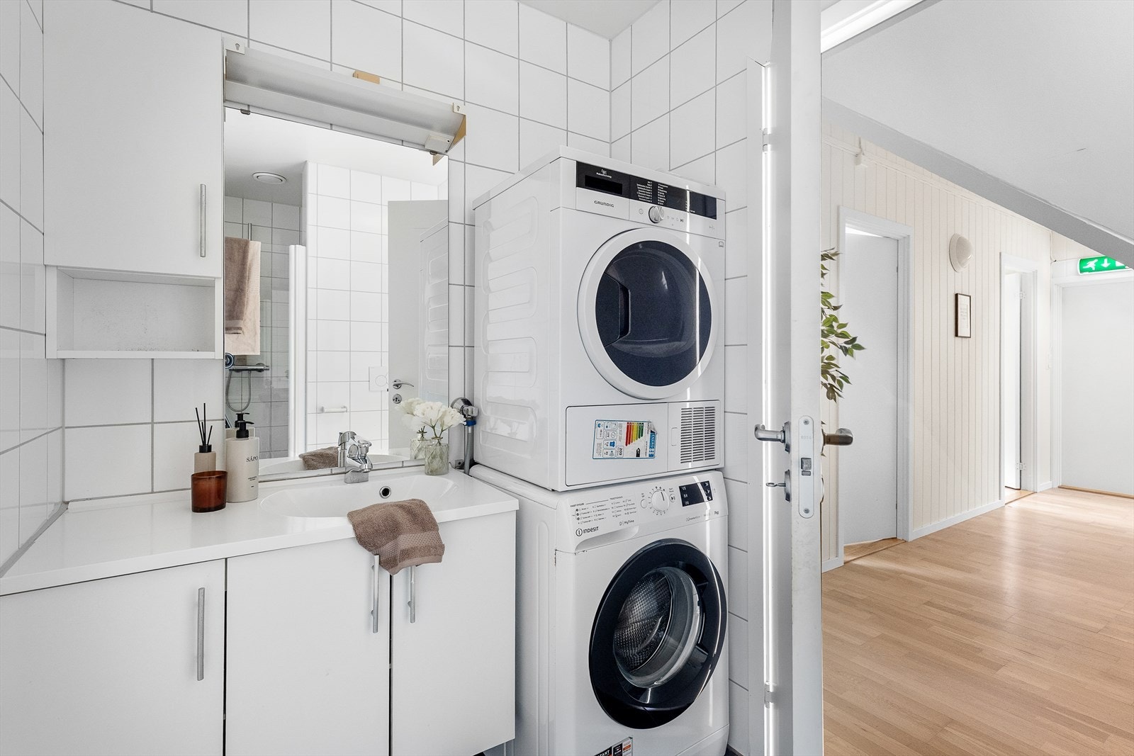Badet er på 4,3m² og har en praktisk utforming med god plassutnyttelse Galleribilde