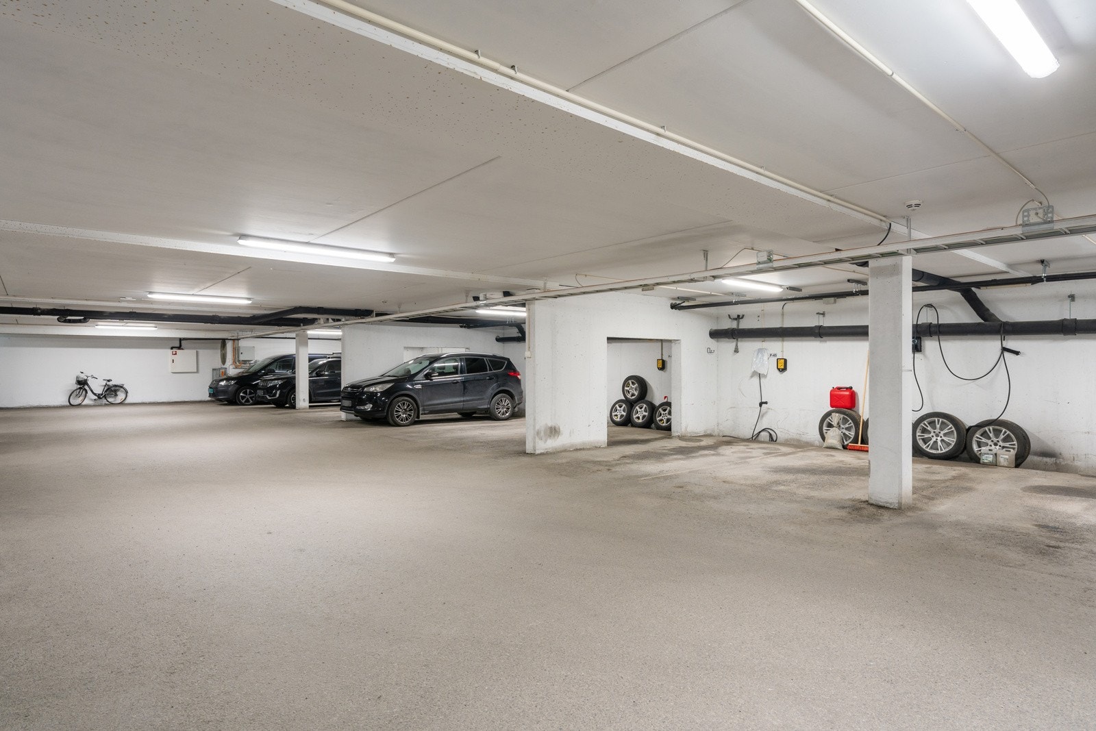Leiligheten disponerer én parkeringsplass med elbil-lader.