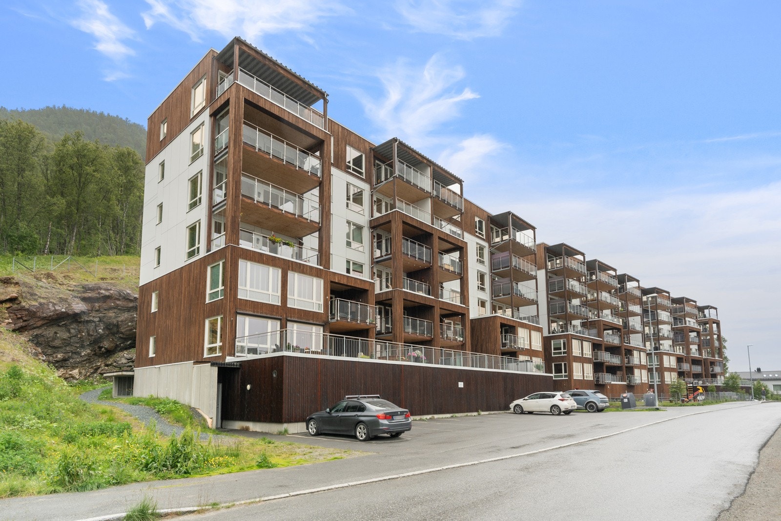 Solrik og tilbaketrukket beliggenhet i et etterspurt og rolig boligområde på Gammelgård. Lekeplass og benker/bord foran blokken, i tillegg til flere lekeplasser i nærområdet.