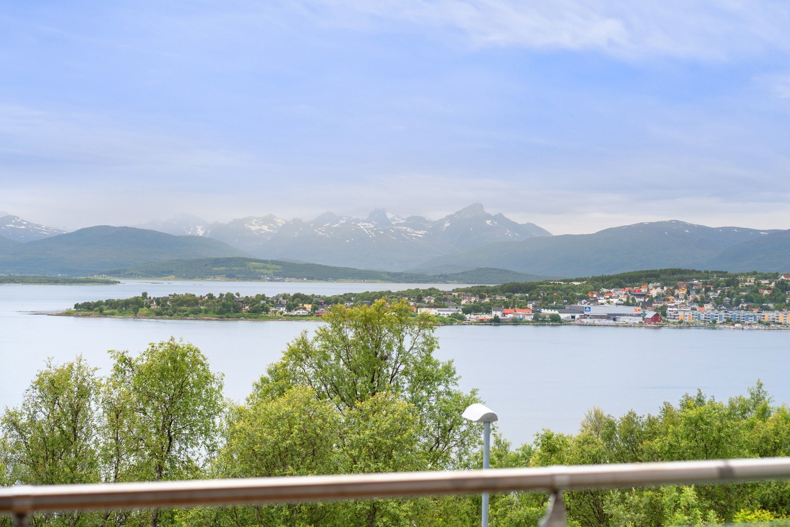Lekker standard, fantastiske sol- og utsiktsforhold, stor veranda, god planløsning, samt tilbaketrukket beliggenhet på Gammelgård.