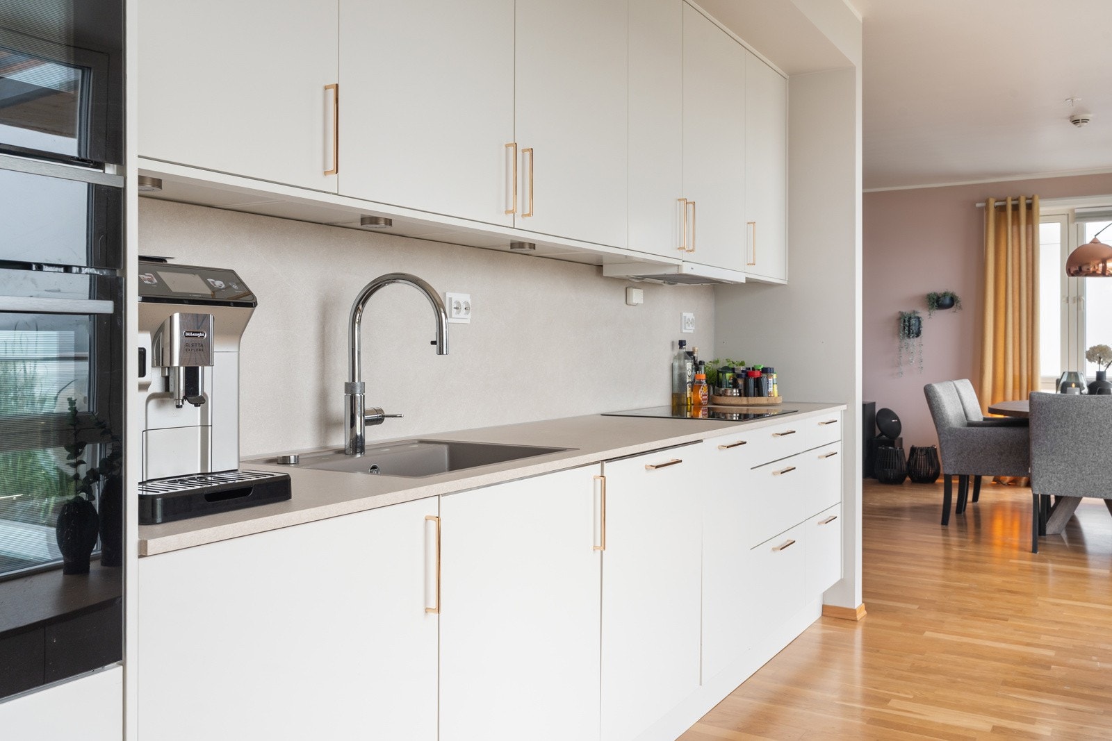 Oppgraderte, integrerte hvitevarer som stekeovn, induksjonstopp, oppvaskmaskin og ekstra høyt kjøl/fryseskap. Quooker vannkran.