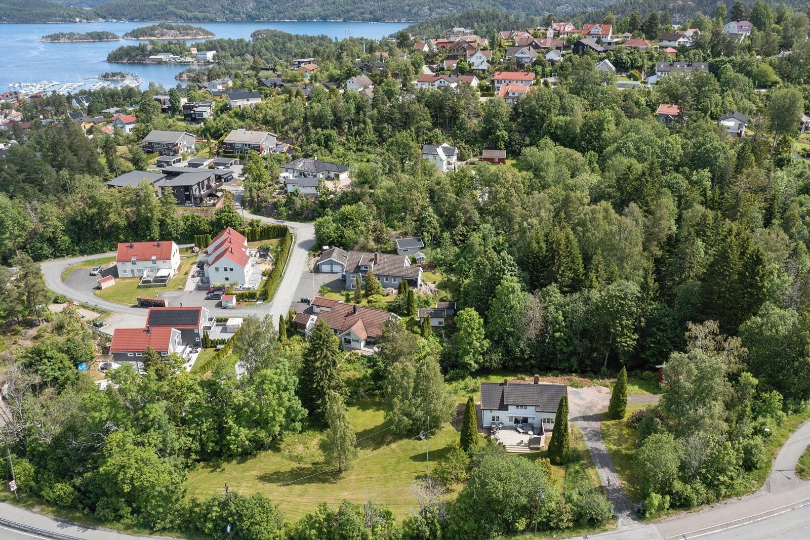 Eiendommen ligger i et veletablert boligstrøk med eneboliger og annen småhusbebyggelse, og har en sentral og usjenert beliggenhet i kort avstand fra Sætre. Galleribilde