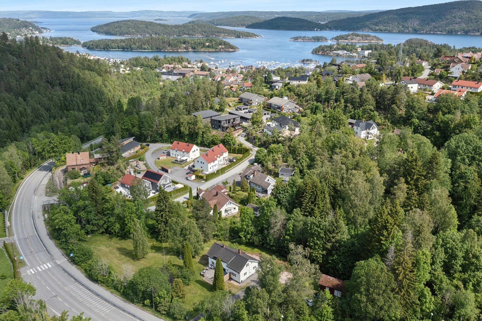 Området byr på gode turområder i marka og kort avstand til sjøen med badeplasser, kyststi og marina. Dette gir muligheter for både friluftsliv og rekreasjon. Galleribilde