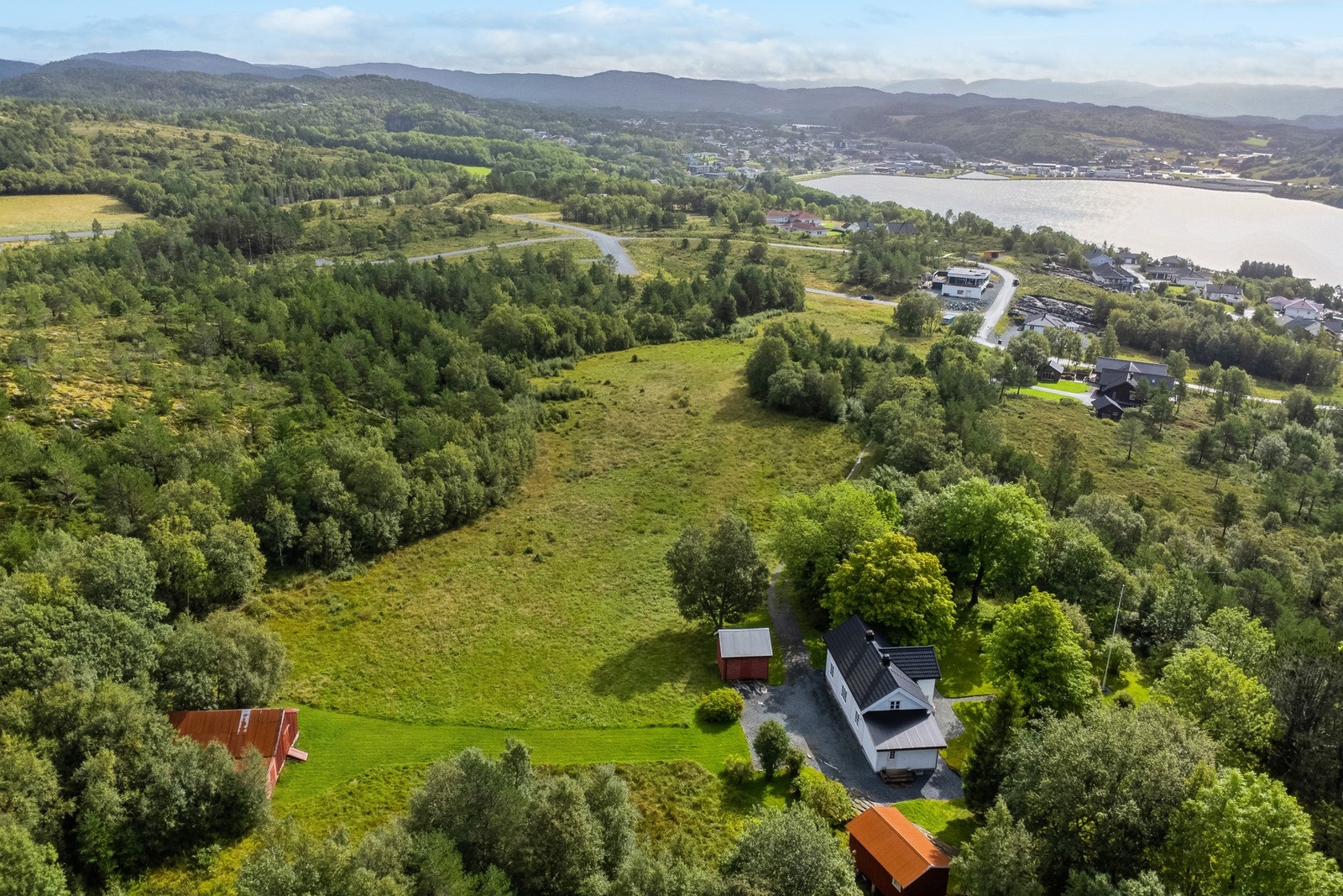 Eiendommen består av fire vånings - og garasjebygg, med 89,5 dekar tomt med en idyllisk beliggenhet på Bjugn. Galleribilde
