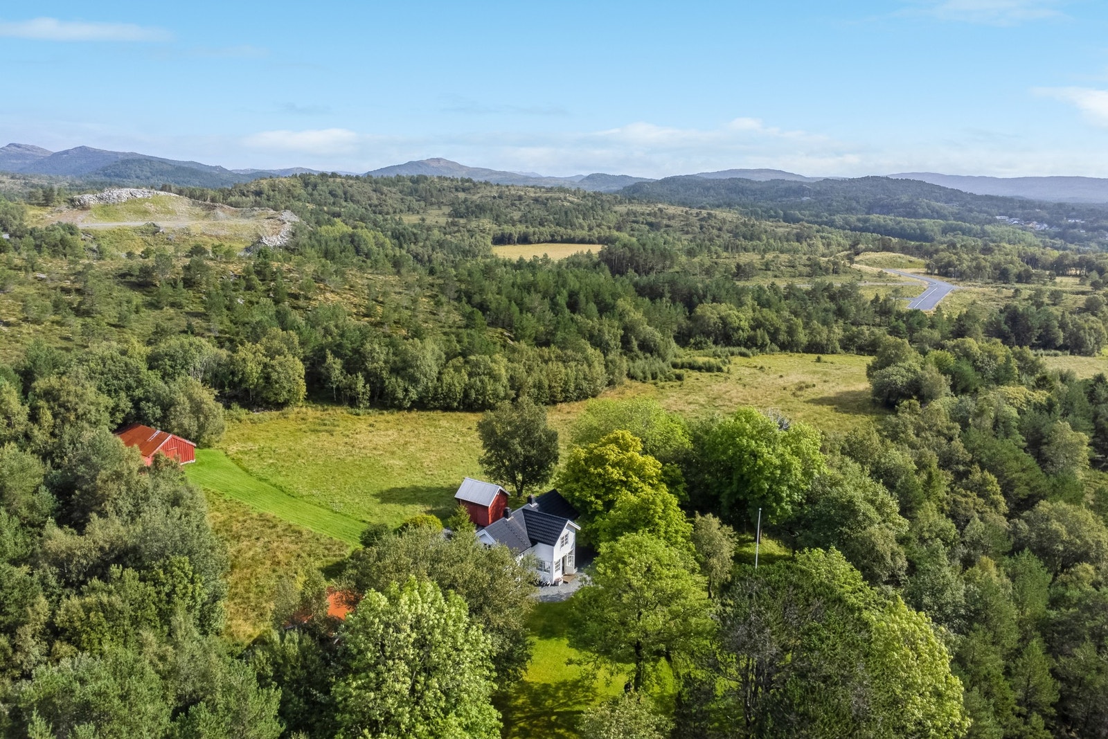 Vi ønsker å fremheve mulighetene for utbyggelse av tomten. Eiendommen er regulert i kommunedelplanen til boligbebyggelse. Galleribilde
