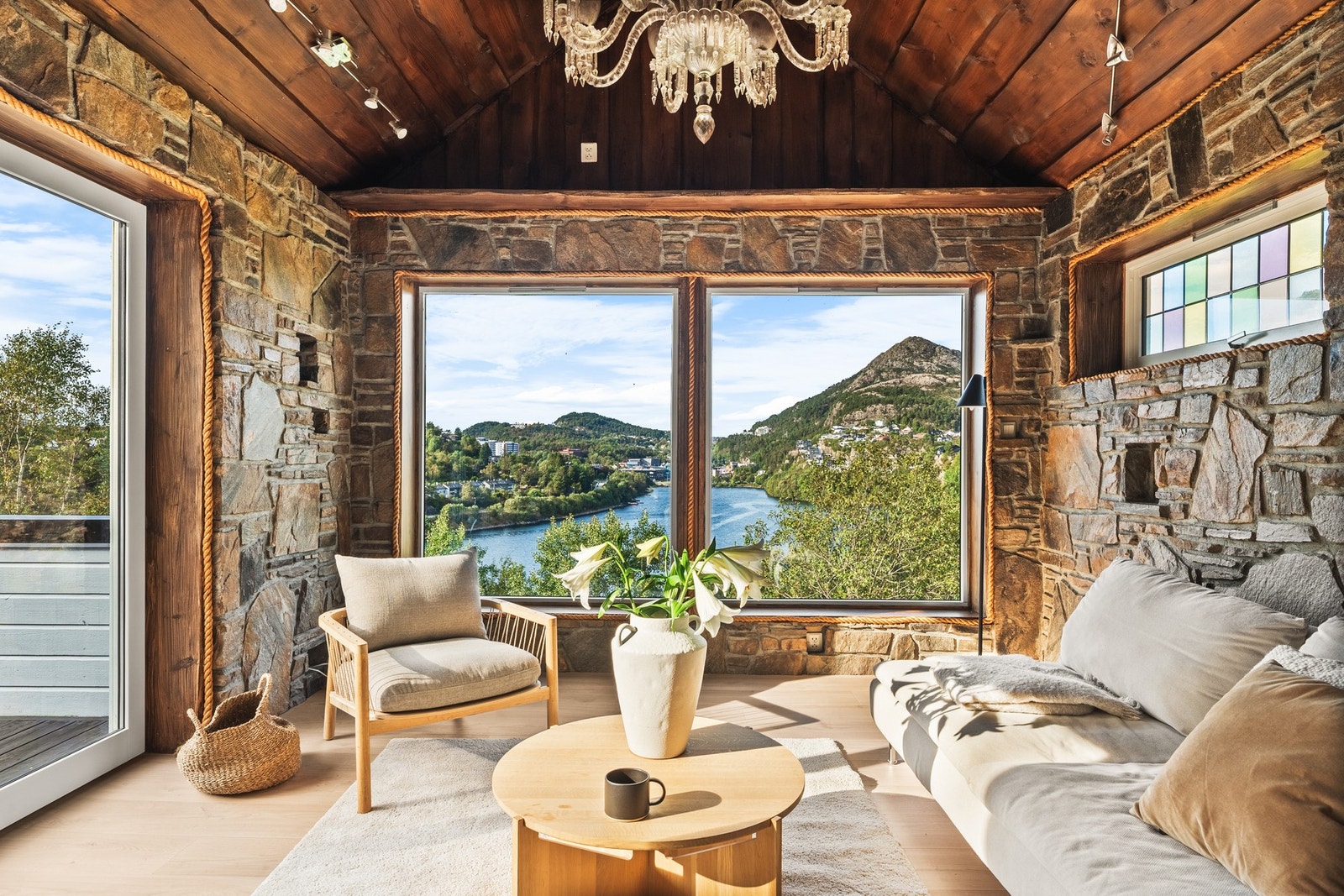 Huset byr på hele tre soverom og loftstue i hoveddelen, kjelleretasje med egen inngang, tre solrike terrasser og garasje. Galleribilde