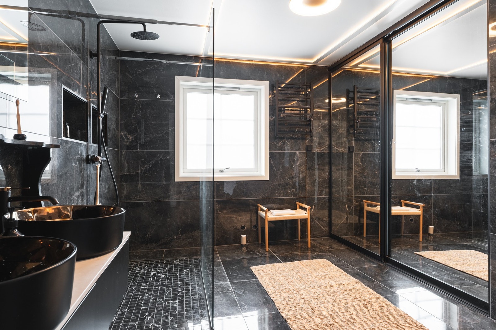 Badet i denne etasjen er stort og moderne med fliser på gulv og vegger. I tillegg til en stor skyvedørsgarderobe med speil som gir en virkelig god romfølelse. Galleribilde