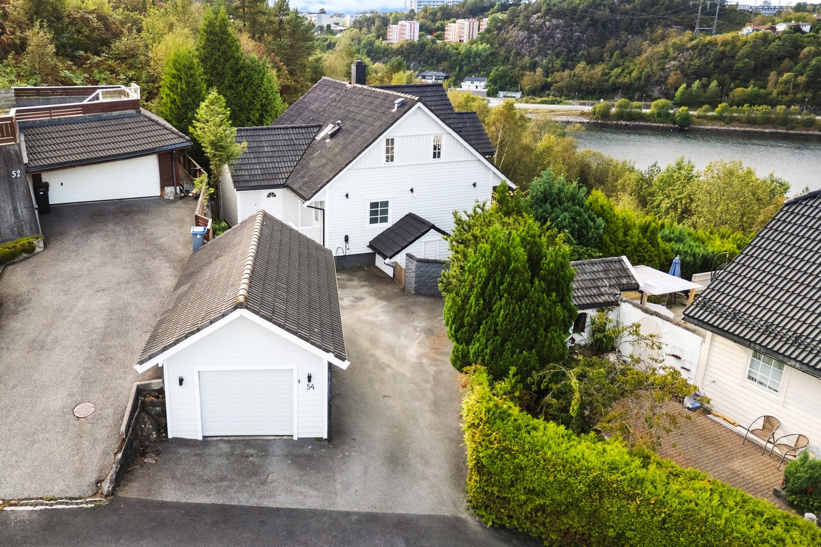 Parkering på egen tomt og i garasje. Garasjen måler 27 kvm. Galleribilde