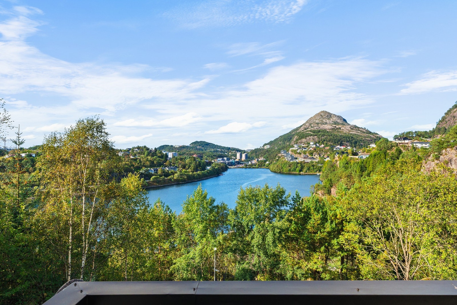 Nyt fantastisk utsikt av Bjørndalspollen og Lyderhorn! Galleribilde