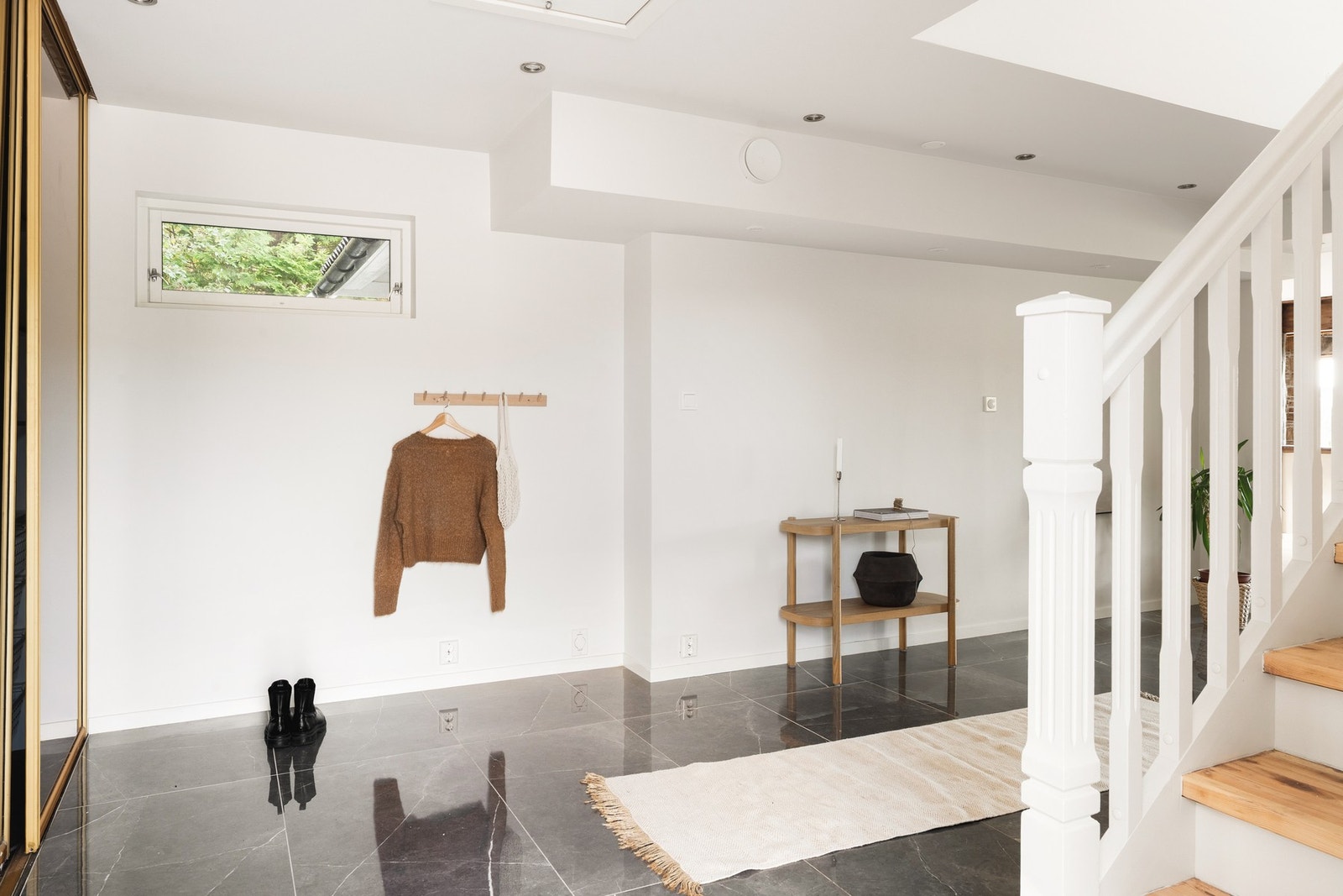 Her har du god plass til å henge fra deg i en romslig skyvedørsgarderobe som holder yttertøy og sko ute av syne. Galleribilde