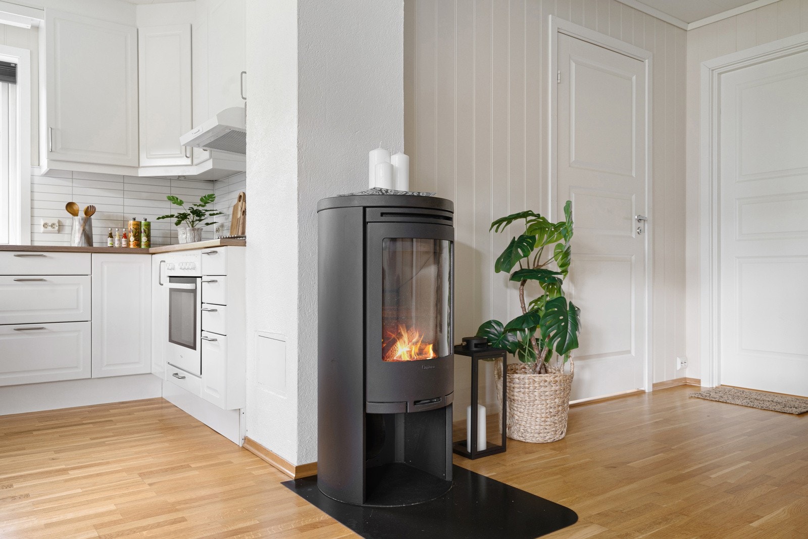 Vedfyringen gir ekstra hygge i de kalde årstidene, samt reduserte energikostnader.