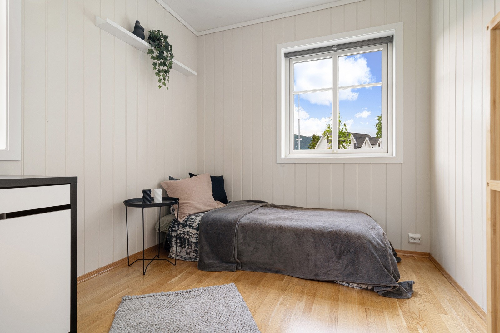 Soverom 2 har plass til seng, skrivebord og oppbevaring - Ideelt for barn eller ungdom