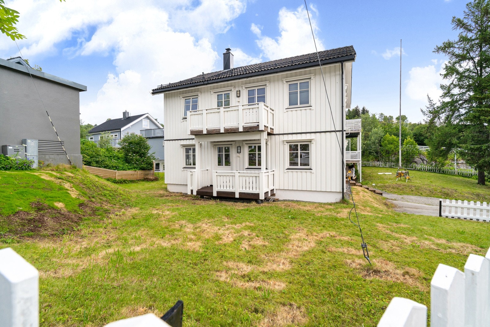 Boligen ligger fint til i et rolig område med gangavstand til sentrum, kort vei til skole og barnehage, samt gode bussforbindelser.
