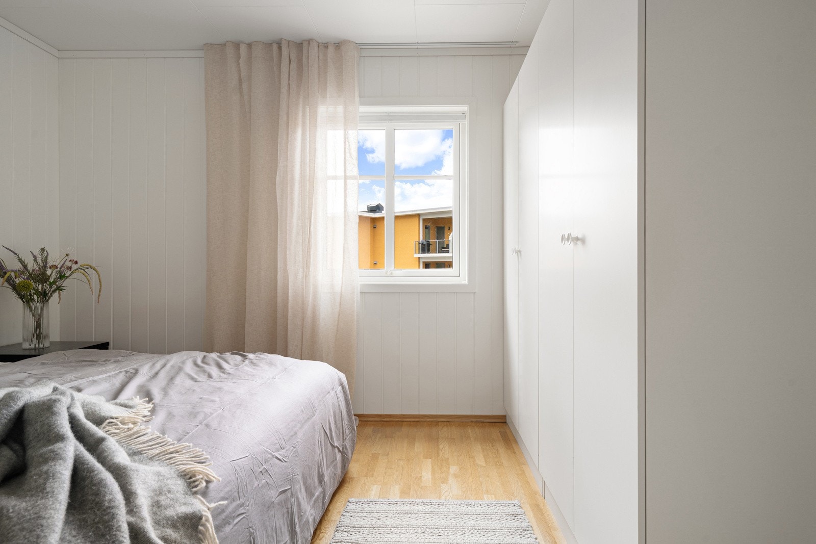 Morgensola strømmer inn i de flotte store vinduene.