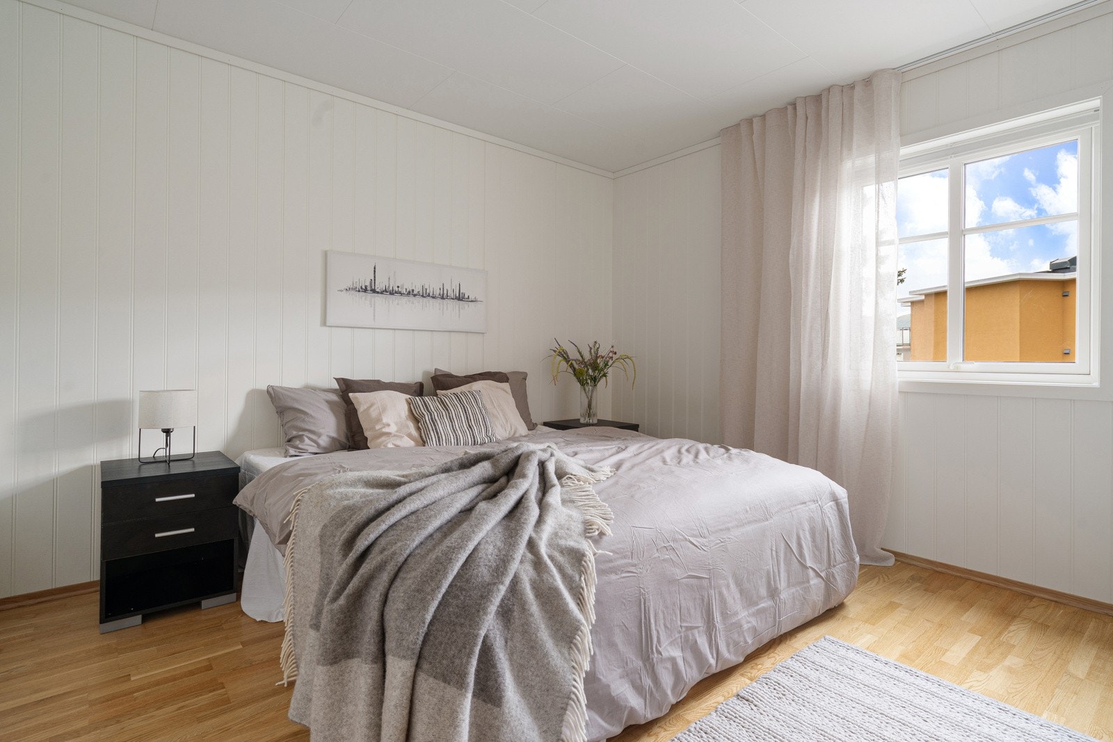 Hovedsoverommet tilbyr god plass til seng, nattbord og eventuelle garderobeskap etter behov.