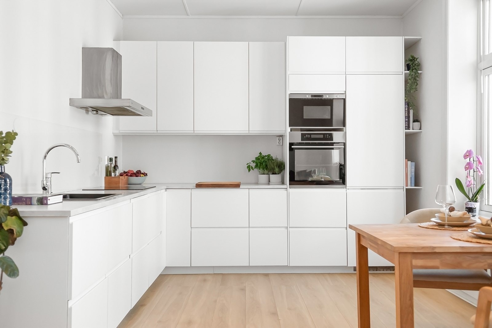 Innredningen består av glatte, hvite fronter med integrerte håndtak, som gir et rent og tidløst uttrykk. Galleribilde