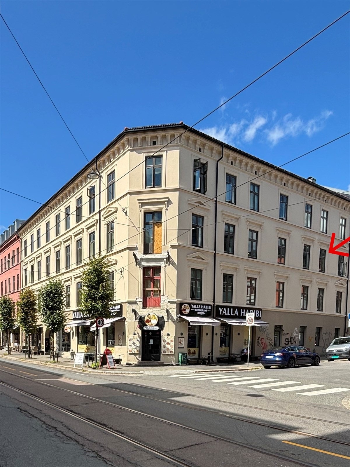 Leiligheten har inngang fra Trondheimsveien med vinduer som vender ut mot Kirkegårdsgata. Galleribilde