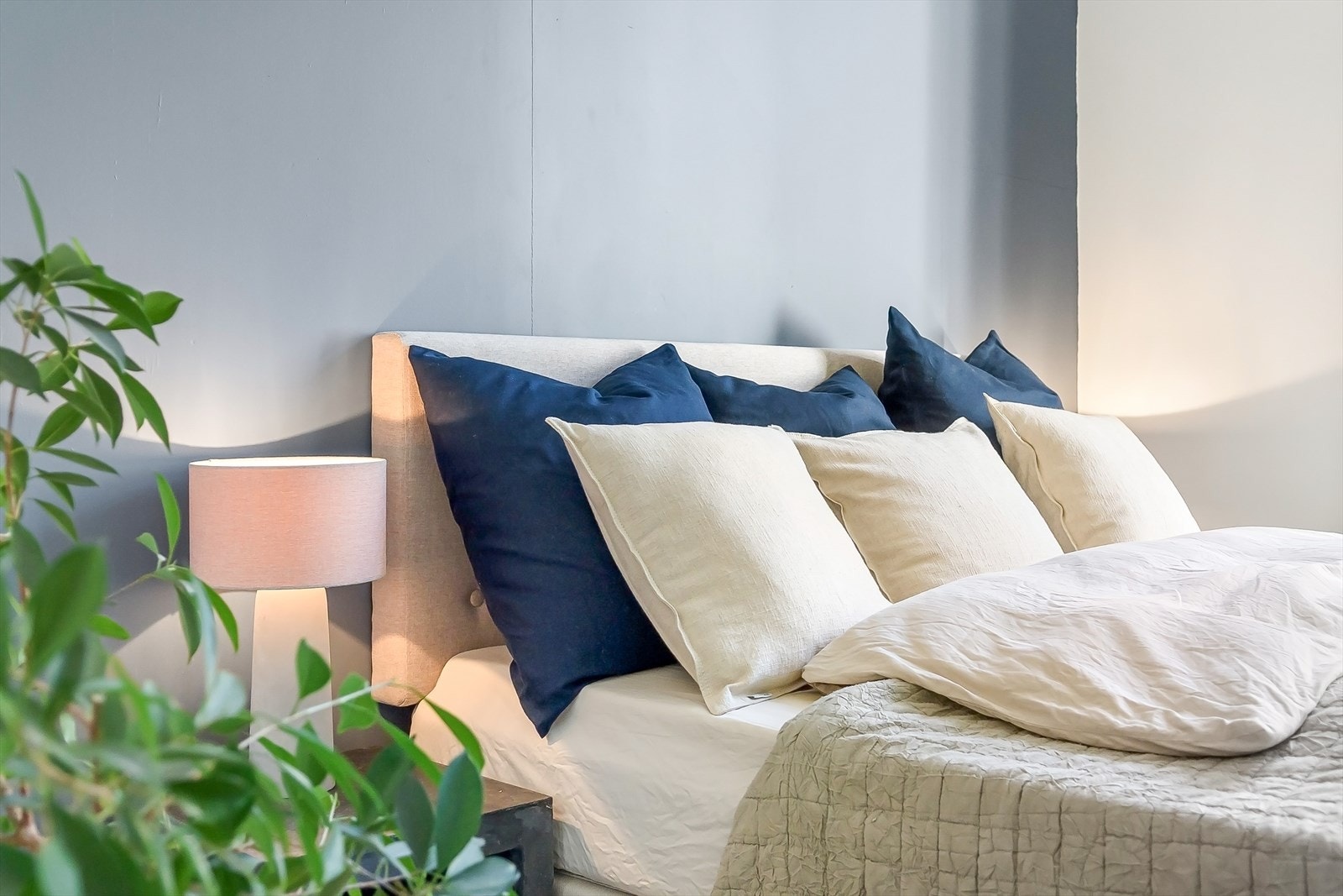 Detaljer soverom 1. Dette rommet vender ut mot bakgården. Galleribilde