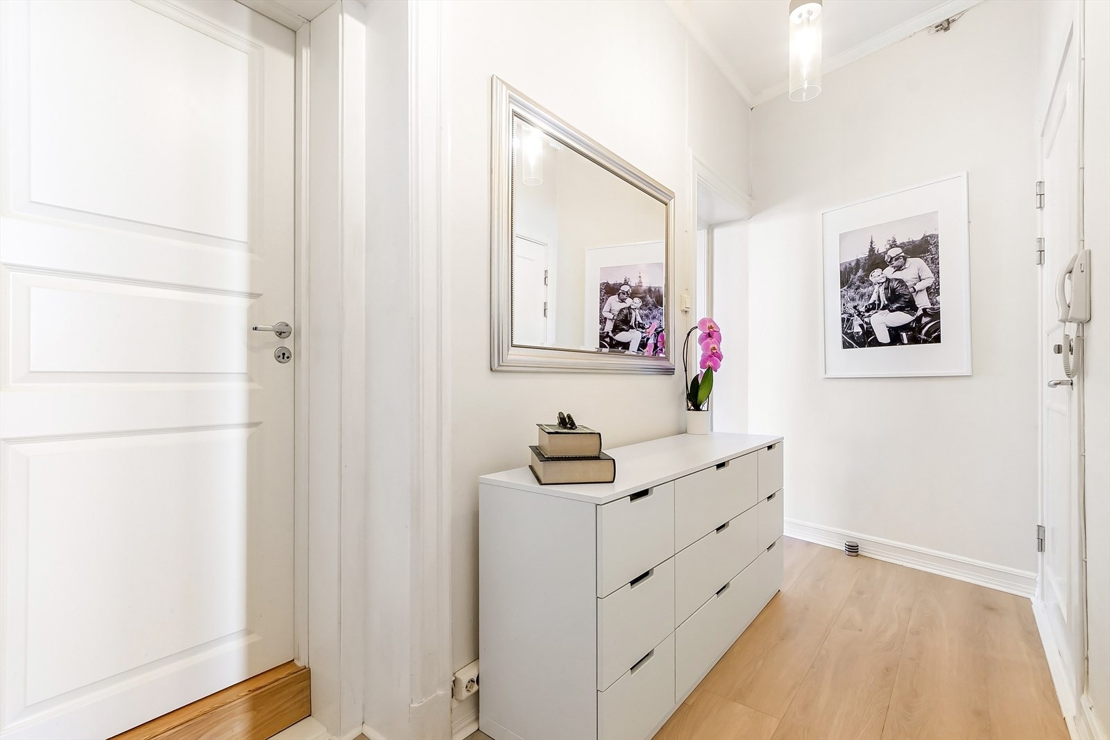 Det er montert dør-calling på veggen ved døren. Galleribilde