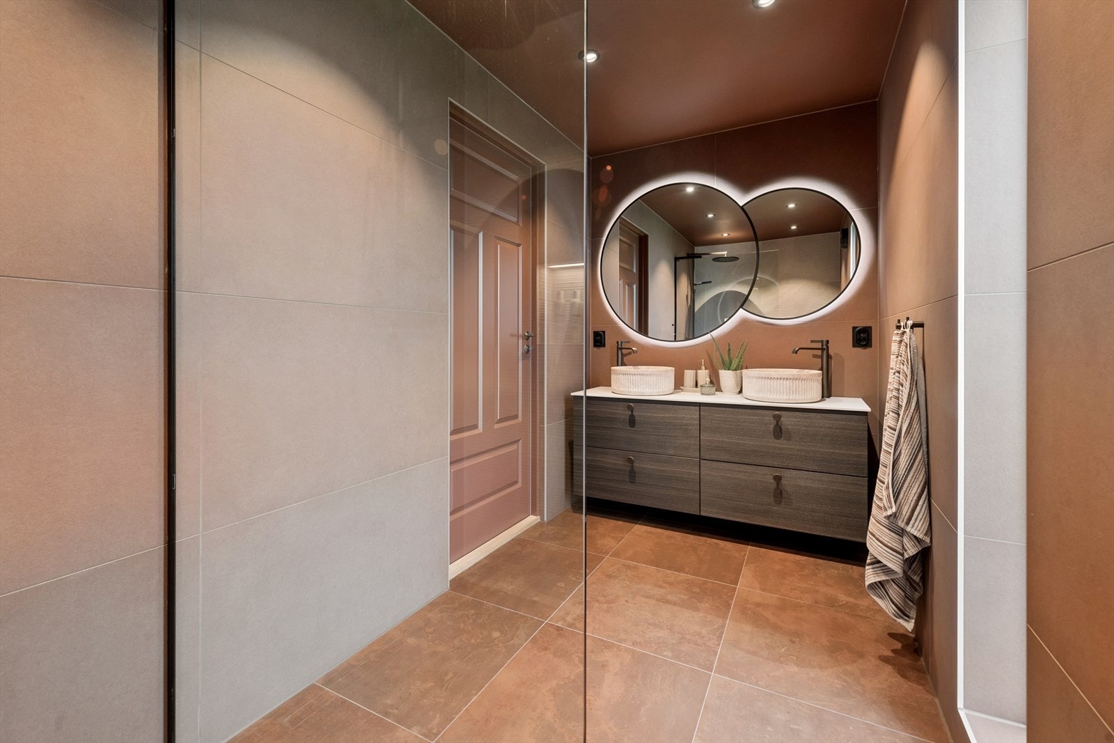 Badet har fliser på gulv og vegger, med gulvvarme for økt komfort. Galleribilde