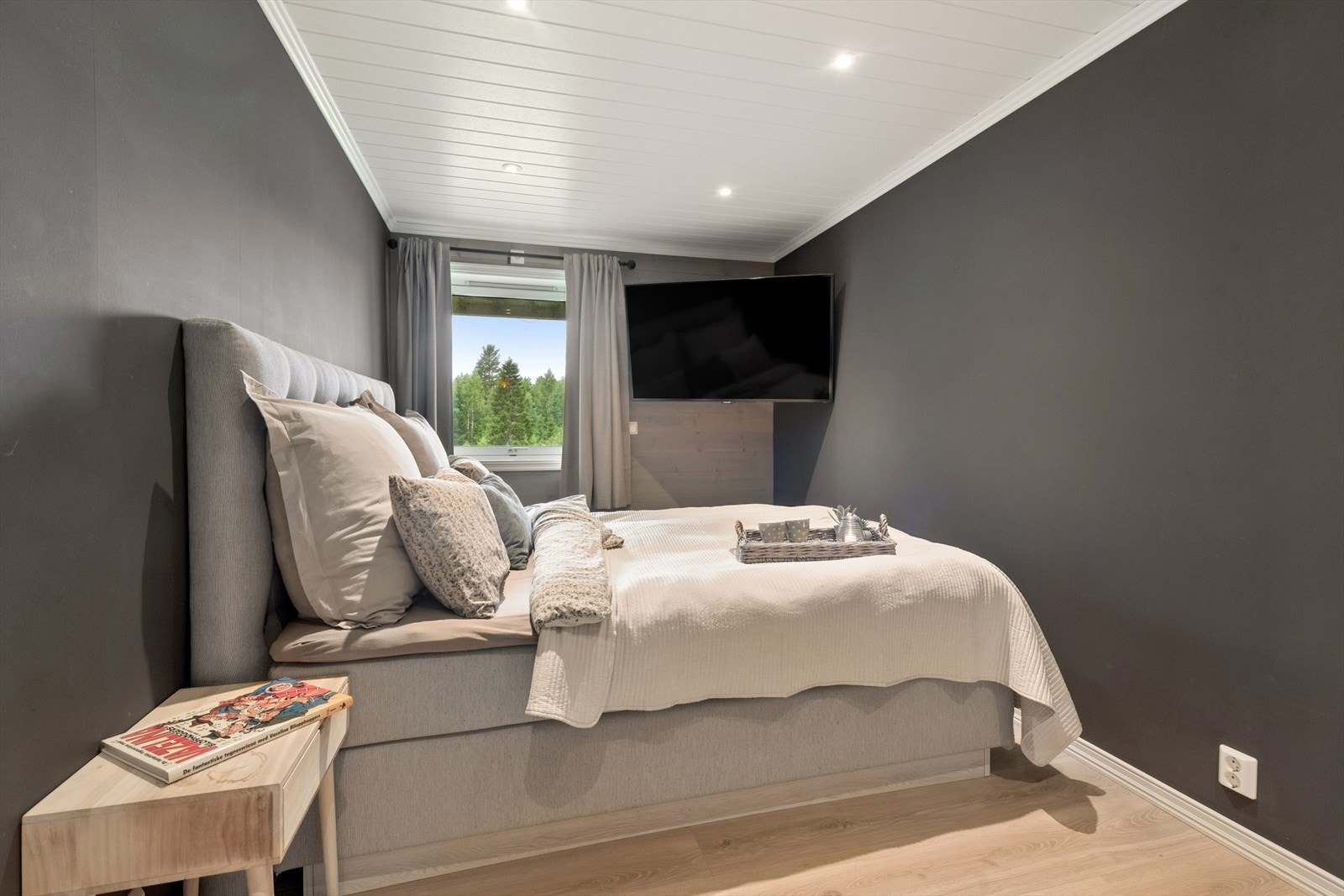 Soverom med slette malte vegger. Galleribilde