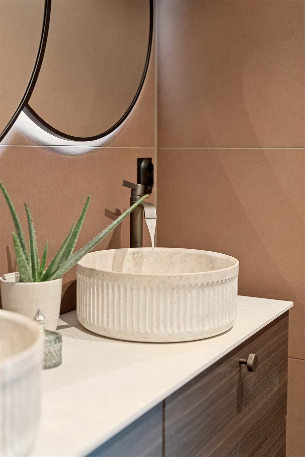 Detalj av bollevask og armatur på badet i første etasje. Galleribilde